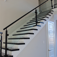 Balustrade d'escalier intérieure en verre avec poteaux en acier inoxydable et main courante en bois