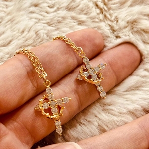 Collar con Colgante <span class=keywords><strong>de</strong></span> Cruz Simple para Mujeres, Hombres y Niñas, Joyería Exquisita y Moderna para Regalo <span class=keywords><strong>de</strong></span> Navidad o Black Friday - Product Image 4
