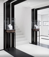 Vitrine à bijoux moderne de luxe personnalisable avec base en bois et verre verrouillable, dimensions et finition personnalisables pour les bijouteries et les horlogeries