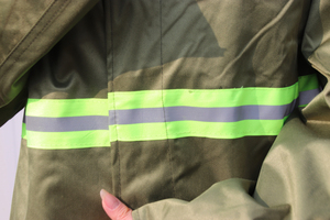 Impermeable Largo Color Verde Oliva con Capucha y Tiras Reflectantes para Trabajo Industrial - Product Image 3