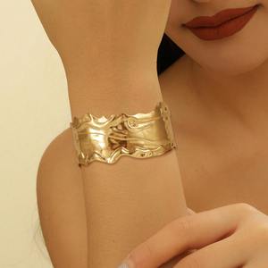 Brazalete de Aleación con Textura Irregular Ajustable Estilo Europeo-Americano, Procesamiento Personalizado Según Imagen para Fiestas - Product Image 3