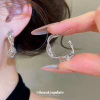 Boucles d'oreilles clous géométriques à volants en zircon, creuses en filigrane de cuivre, bijoux d'oreille pour femme, idéales pour les soirées