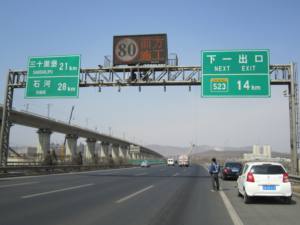 لافتة معلومات متغيرة LED خارجية متينة للطرق السريعة، شاشة عرض ثابتة بذراع واحد، متوفرة بأحجام P16 وP20 وP25 وP31.25، ضمان 10 سنوات - Product Image 4