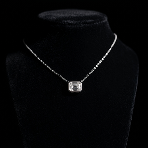สร้อยคอเพชรทรงมรกตแพลตตินั่ม ได้รับการรับรองจาก GIA สี D ธรรมชาติ ดีไซน์เรียบง่ายสำหรับผู้หญิง สวมใส่ได้ทุกวัน - Product Image 3