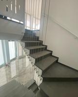 Escalier en colimaçon de style moderne avec marches en bois pour projets résidentiels et villas, pour un espace chaleureux
