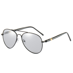Gafas de sol estilo aviador para hombre, lentes de resina polarizadas fotocromáticas, 100% protección UV, antideslumbrantes, ligeras y cómodas - Product Image 2