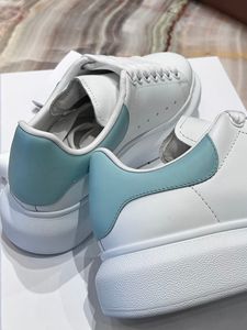 Chaussures de sport blanches en cuir véritable de luxe de haute qualité, chaussures de sport unisexes de créateur McQueenes, chaussures respirantes de marque élévatrice - Product Image 6