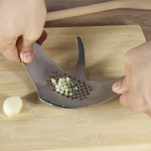 Presse-ail créative et mignonne en acier inoxydable 430, presse-ail courbé en forme de poisson <span class=keywords><strong>diable</strong></span>, écraseur d'ail manuel, ustensiles de cuisine - Product Image 1