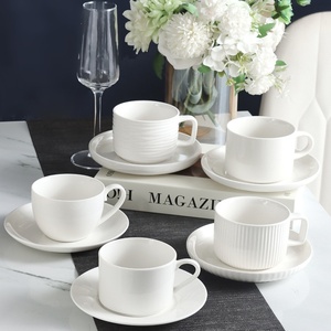 Set di <span class=keywords><strong>Tazze</strong></span> <span class=keywords><strong>da</strong></span> Caffè e Tè in Ceramica Bianca <span class=keywords><strong>con</strong></span> <span class=keywords><strong>Piattino</strong></span>, Stile Inglese per Tè del Pomeriggio, Forniture per Caffetterie all'Ingrosso - Product Image 1