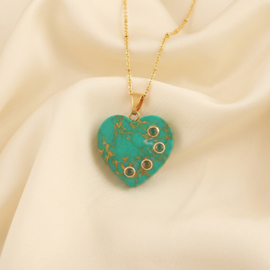 Pendentif en forme de cœur en turquoise synthétique vert avec breloques en quartz cristallin, chaîne plaquée or 18 carats, collier pour femmes, bijoux - Product Image 3