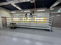 Système hydroponique vertical personnalisé à étages pour la production de fourrage intérieur : système de plateaux pour l'orge, le maïs et le blé destiné à l'agriculture