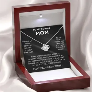 2024 özel kart ambalaj kırmızı ahşap kutu spot anneler günü hediyesi için LED ışık dört yaprak yonca kolye