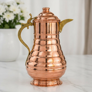 Pichet à eau artisanal en cuivre pur de qualité supérieure avec couvercle en dôme, motif côtelé multicouche exquis, style antique indien ayurvédique - Product Image 1
