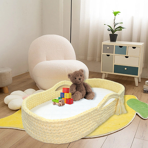 Cesta de Mimbre Hecha a Mano para Cambiar al Bebé y Almohadilla Gruesa con Funda de Colchón Impermeable - Product Image 1