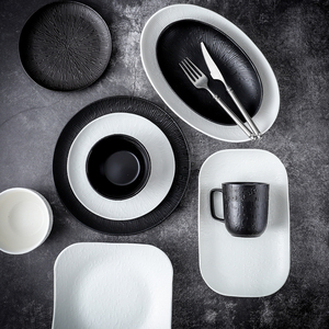 Plat et <span class=keywords><strong>assiette</strong></span> modernes ronds en <span class=keywords><strong>porcelaine</strong></span> <span class=keywords><strong>noire</strong></span> et blanche mats classiques assiettes à dîner en céramique pour la maison de restaurant - Product Image 1