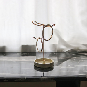 2025 Neuankömmlinge Luxus Familie Desktop Schmuck Rack Ornamente dekorative Großhandels preis Metall Harz Schmuckst änder - Product Image 1