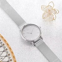 Montre à quartz pour femme Shengke K0006L, style coréen, design simple et mignon, boîtier en alliage et bracelet en acier inoxydable, cadran en verre.