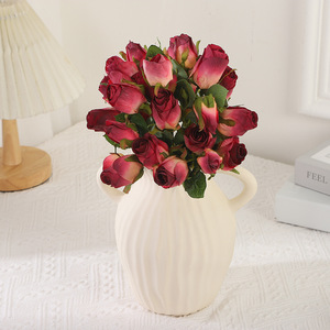 Ramo de Rosas Artificiales de 7 Cabezas con Bordes Quemados, Flores de Seda de Alta Simulación, Estilo Clásico para Decoración del Hogar y Bodas - Product Image 1