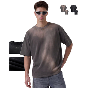 T-shirt girocollo personalizzata con borchie, effetto distressed, pesante, lavata e sbiadita, stile streetwear, stampa DTG e serigrafia, con spalle scese - Product Image 1