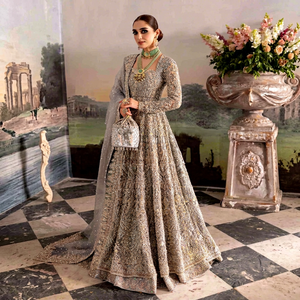 Robe de mariée grise en dentelle, coupe trapèze, longueur ras du sol, broderie main, manches longues, col montant, ornée de cristaux, traîne balayante - Product Image 1