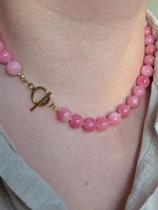 Collier ras de cou en chalcédoine rose, <span class=keywords><strong>bleu</strong></span> et violet vibrant de 10 mm, fermoir à bascule en acier inoxydable, bijoux intemporels pour femmes - Product Image 1