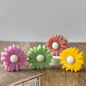 Moule en silicone 3D grande fleur de marguerite de 7 cm - Moule réaliste pour bougies, savons, résines, pierres aromatiques florales pour cadeaux DIY et décoration intérieure - Product Image 5