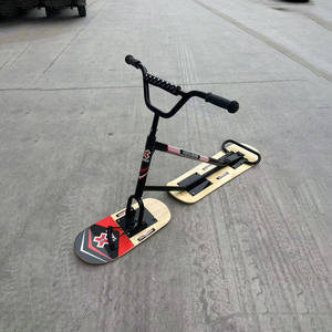 Un scooter des neiges conçu spécifiquement pour les enfants, adapté à une utilisation en extérieur par les enfants et les adolescents pendant l'hiver - Product Image 4