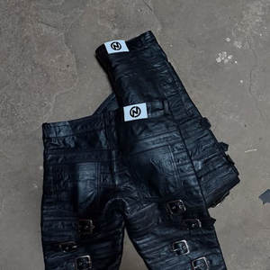 Pantalones Cortos Casuales de Verano de Pierna Ancha con Cierre de Botones y Accesorios de Hebilla, de Cuero Negro a Rayas, de Cintura Alta, Personalizados - Product Image 3