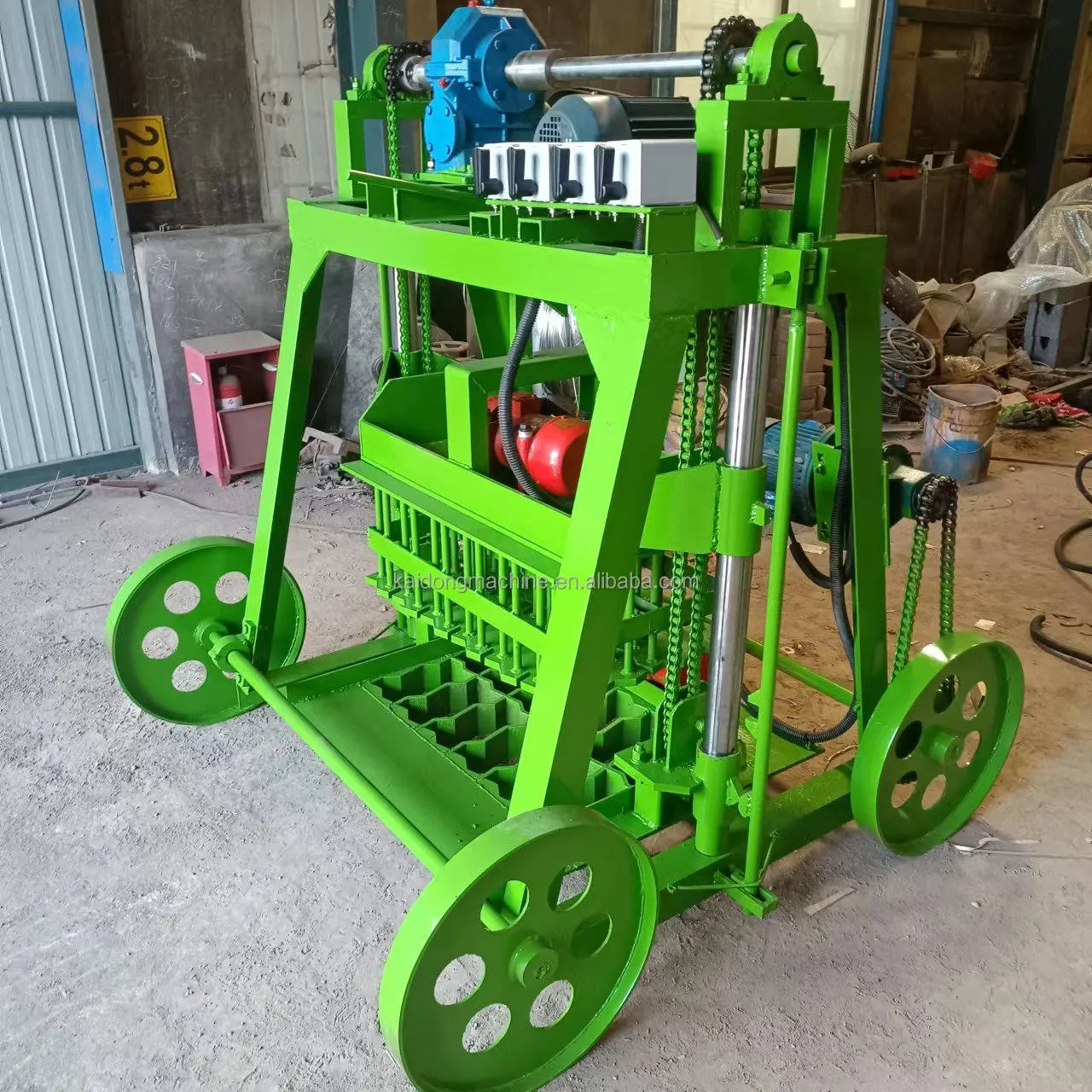 Petites entreprises à la maison déplaçant la machine de fabrication de briques creuses machines électriques à fabriquer des blocs à grandes roues