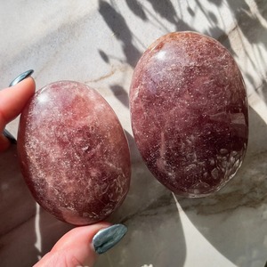 Wholesale High Quality Healing Crystal <b>Craft</b> Natural Strawberry Quartz Palm Stone for Home Decoration and Gifts - Product Image 4