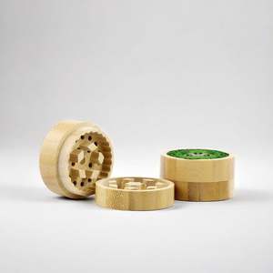 Molino de Hierbas Personalizado CANNA con Cubierta de Madera de Bambú, Dientes Afilados, Cepillo y Raspador, Molinillo de Especias Biodegradable de 4 Piezas para Cocina - Product Image 1