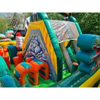 Parcours d'obstacles gonflable personnalisé sur le thème des dinosaures avec toboggan pour la location