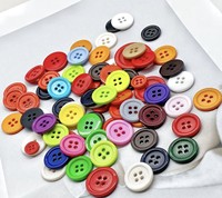 Kancing Dekoratif Bundar Berlapis Resin Tipis Berwarna dengan Empat Lubang, Jahitan Tangan untuk Pakaian