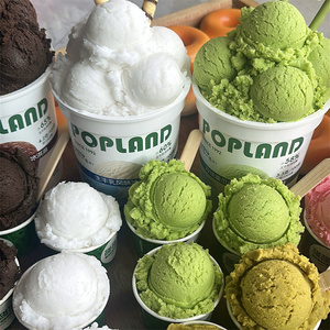 Modelo para Amantes de los Postres: Una Cucharada de Delicia de la Tradicional Heladería Italiana, Bolas de Helado Redondas y Completas en la Taza - Product Image 6