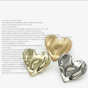 Eenvoudige Retro Stijl Metalen Hart Vorm Naaien Knopen Trui Shirt Goud Zilver Decoratieve Knop - Product Image 2