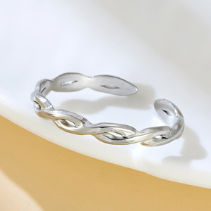 Nuovo anello transfrontaliero in stile INS, anello aperto in acciaio inossidabile con torsione fine, anello in titanio traforato stile minimalista - Product Image 3