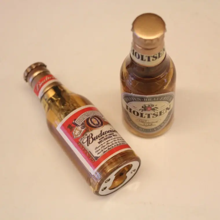 Calidad botella de cerveza en forma de cigarrillos encendedor de gas con botella de cerveza abridor