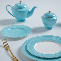 Service de table P&T en porcelaine fine bleu clair avec bordure dorée cannelée, tasses à thé, soucoupes et assiettes pour la restauration haut de gamme des hôtels 5 étoiles