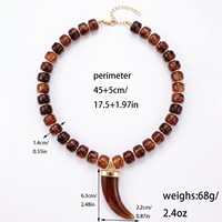 Collier Bohème à Grosses Perles en Résine Ambrée avec Fermoir en Acier Inoxydable et Pendentif Vintage Dents de Loup