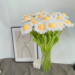 Ramo de Flores Tejidas Personalizado para Graduación o Boda, Diadema Creativa con Flores de Margarita Tejidas a Crochet - Product Image 3