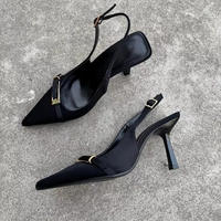 Chaussures élégantes pour femmes avec talons fins, bout pointu et une belle boucle. Sandales à la mode