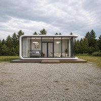 Maison mobile en acier à deux étages avec terrasse sur le toit, escalier extérieur et larges fenêtres en verre