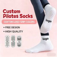 Chaussettes de yoga et de Pilates blanches minimalistes avec logo personnalisé, semelle antidérapante, mélange de coton, vente en gros pour studio