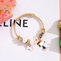 Bracelet en émail Snoopy mignon B158T en acier inoxydable plaqué or 18 carats PVD, ouvert et réglable, avec perles de cristal et pendentif en forme d'os