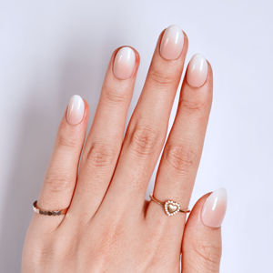 Uñas Postizas Naturales Color Nude, Forma de Almendra, Longitud Media, Estampado Dorado, Personalizadas OEM ODM de Fábrica, Uñas Postizas de Color Blanco Lechoso - Product Image 1