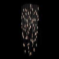 Lustre d'escalier sur mesure, Lustre décoratif en verre artistique pour escaliers, Lustre de salon luxueux et élégant.