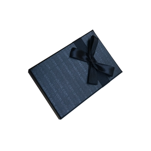 Boîte cadeau rigide de luxe noire personnalisée et écologique avec support intérieur en éponge et gaufrage pour foulards, cravates et petits vêtements - Product Image 1