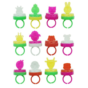 Barato 12 modelos <span class=keywords><strong>de</strong></span> anillos del zodiaco anillos <span class=keywords><strong>de</strong></span> dibujos animados pequeño juguete promocional <span class=keywords><strong>de</strong></span> plástico para jugar a las casitas juguetes <span class=keywords><strong>de</strong></span> simulación - Product Image 6