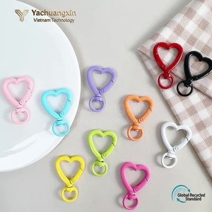 Juego de 8 Llaveros de Plástico con Forma de Corazón Coloridos, de Uso Universal - Product Image 5