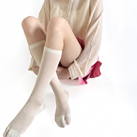 Chaussettes fines mi-mollet à deux orteils, style décontracté, gris blanc laiteux, en coton tricoté plat uni, polyvalentes et ajustées